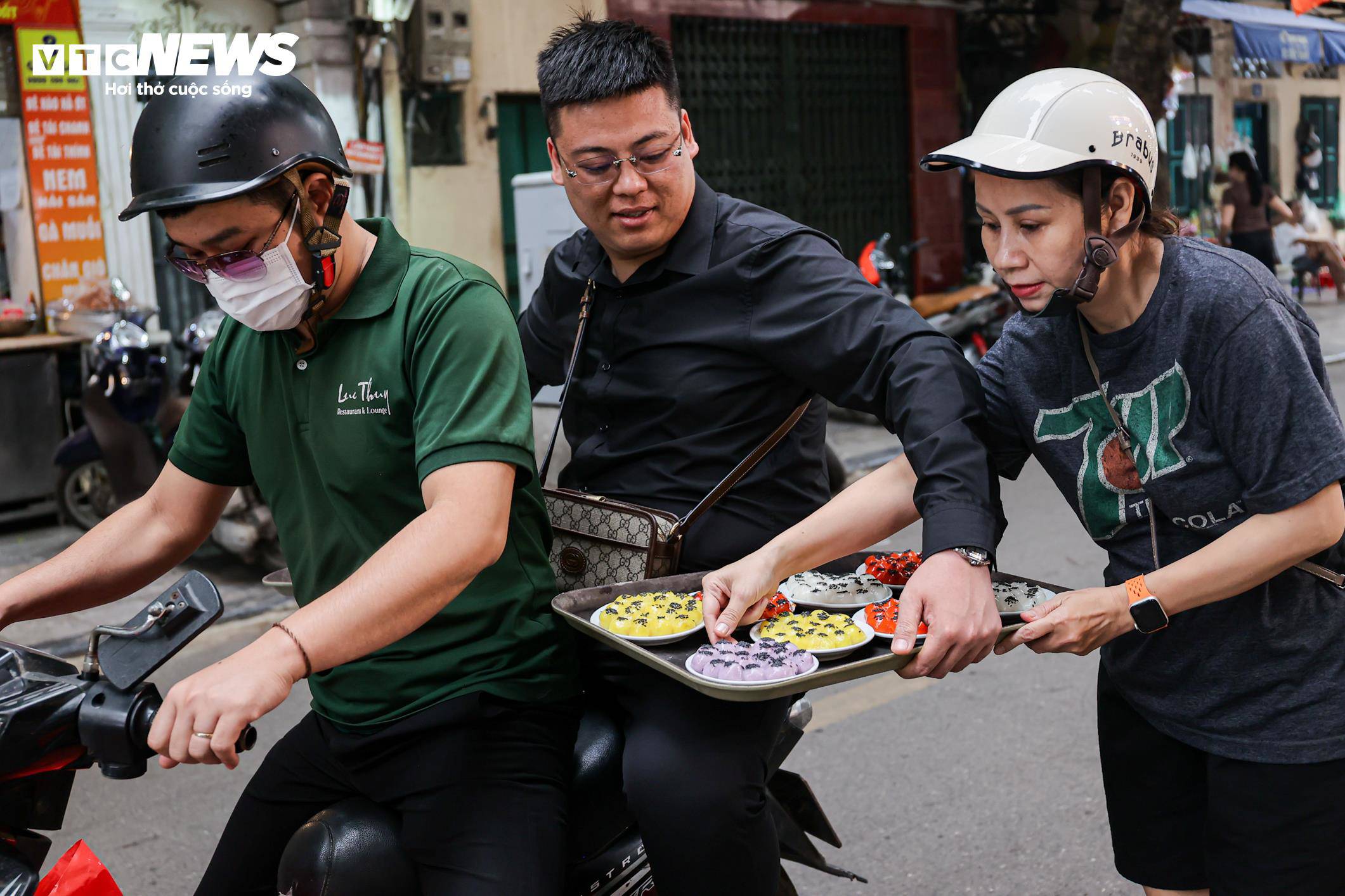 Người dân nhanh chóng chọn mua bánh trôi, bánh chay để kịp dâng lên bàn thờ tổ tiên trong dịp Tết Hàn thực.