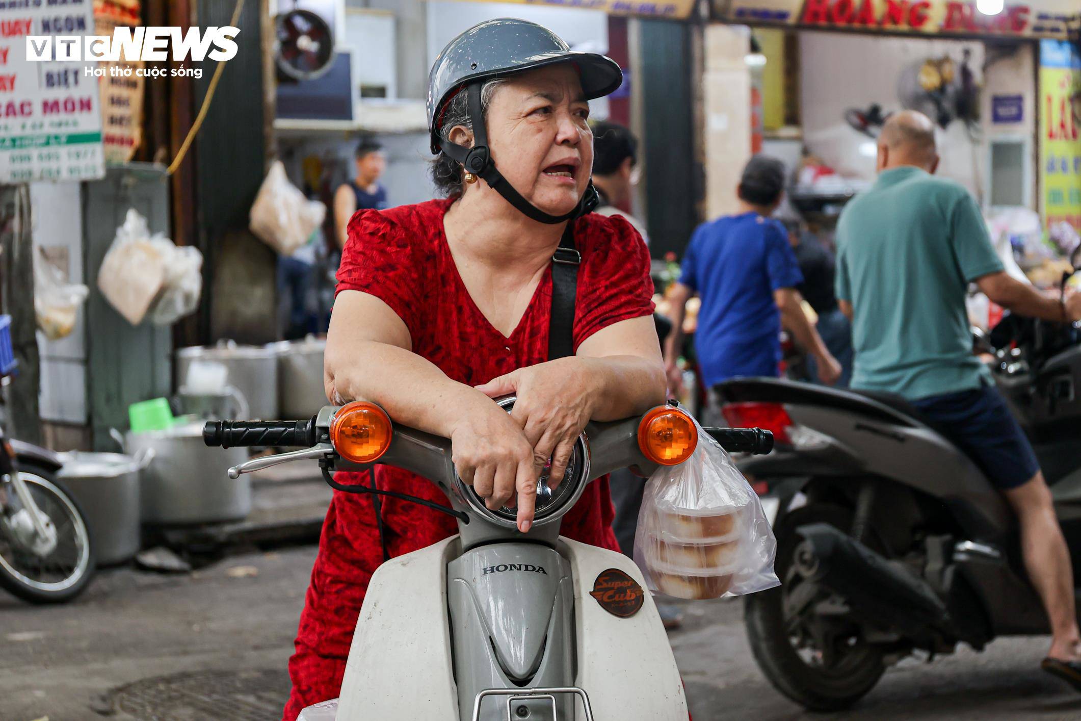 Người dân nhanh chóng chọn mua bánh trôi, bánh chay để kịp dâng lên bàn thờ tổ tiên trong dịp Tết Hàn thực.