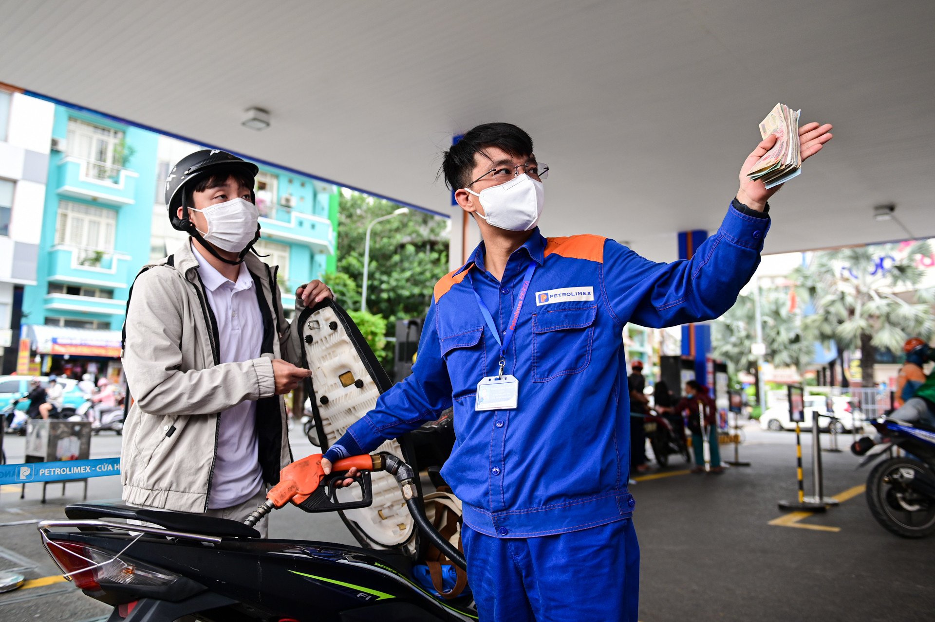 Giá xăng dầu trong nước được điều chỉnh giảm liên tiếp 3 kỳ gần nhất. (Ảnh: Vietnamnet).