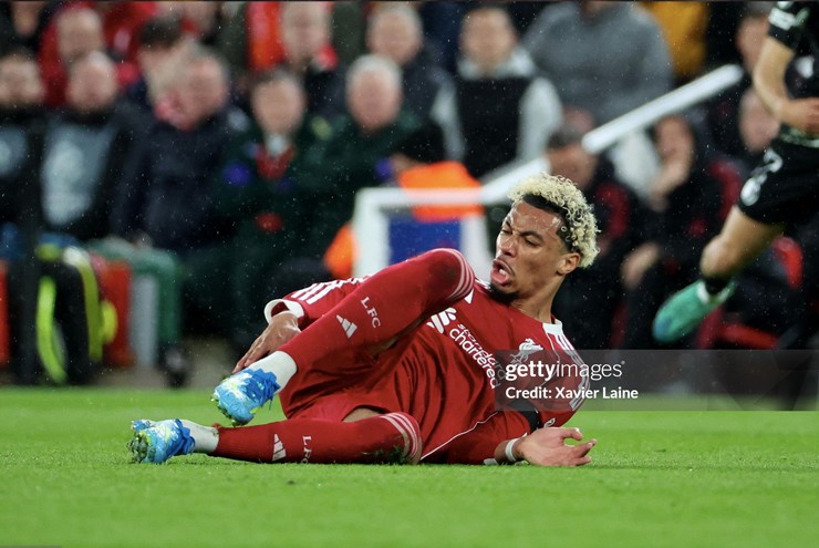 Hugo Ekitiké của Liverpool&nbsp; dính chấn thương trong trận tứ kết lượt về UEFA Champions League 2025/26 giữa Liverpool và Paris Saint-Germain trên sân Anfield ngày 14/4/2026.