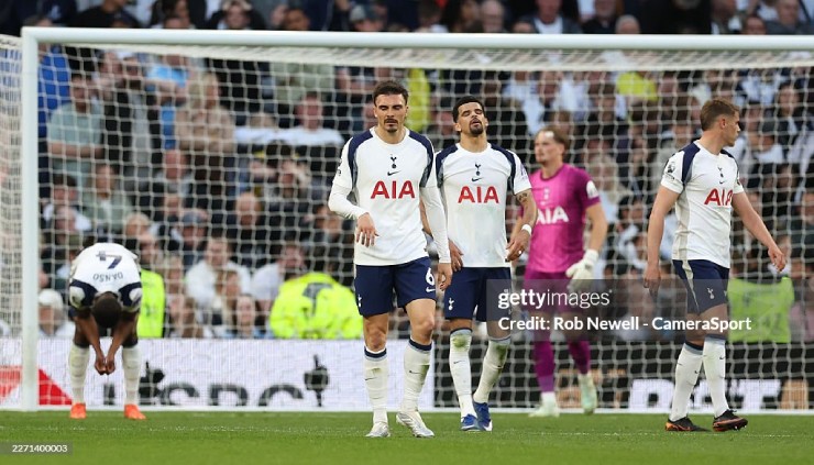 Tottenham ôm hận vì những&nbsp;bàn thua ở phút bù giờ của hiệp 1 và hiệp 2