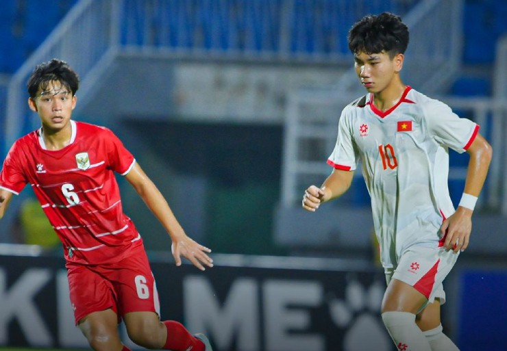 U17 Việt Nam (áo trắng) đi tiếp với ngôi đầu, đồng thời khiến U17 Indonesia dừng bước
