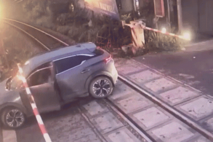 Khoảnh khắc tài xế ôtô tung cửa bỏ chạy trước mũi tàu hỏa