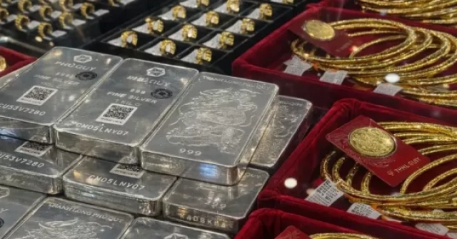 Giá vàng bạc tăng giảm trái chiều