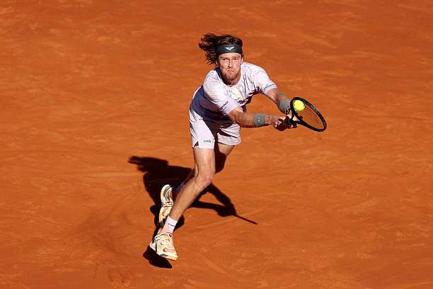 Rublev khởi đầu tốt nhưng sau đó sa sút và thua set 1