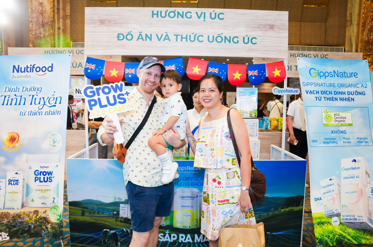 Khách tham quan thích thú với hoạt động dùng thử sản phẩm tại gian hàng GippsNature và Nutifood Australia