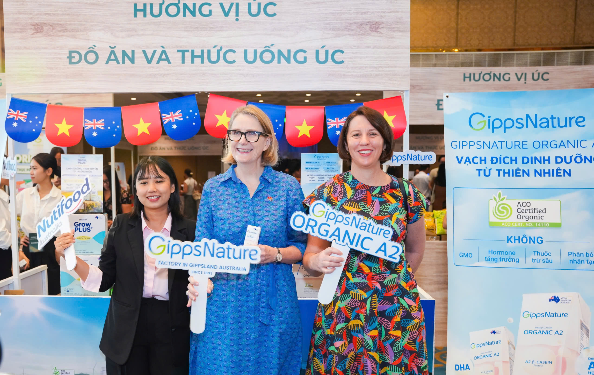 Bà Sarah Hooper - đại diện Tổng Lãnh sự quán Úc ghé thăm khu vực trưng bày của GippsNature và Nutifood Australia