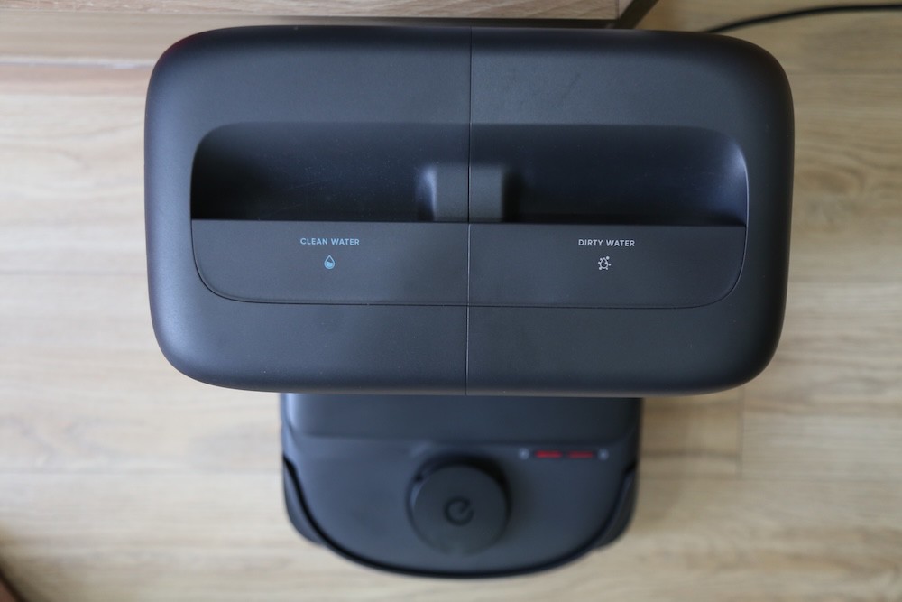 Ảnh thực tế robot&nbsp;Omni C28 cùng trạm sạc.