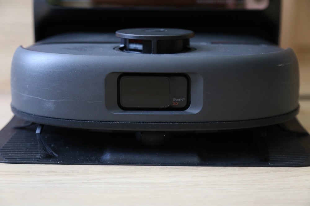 Ảnh thực tế robot&nbsp;Omni C28 cùng trạm sạc.