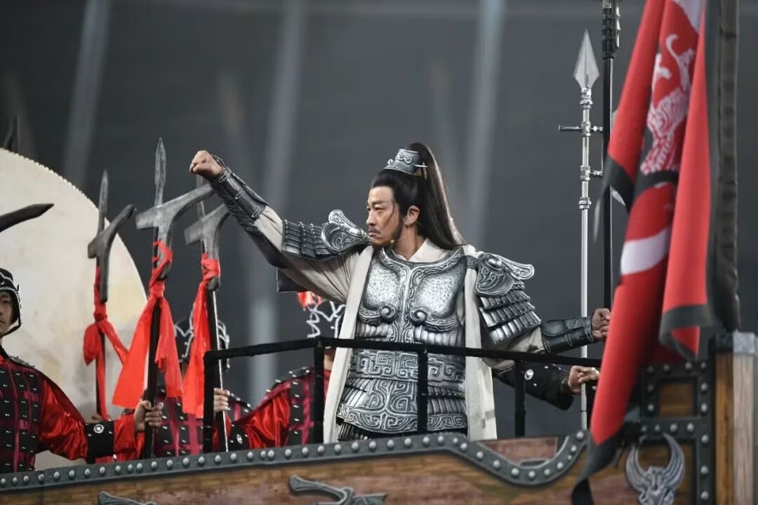 Hà Nhuận Đông hóa thân thành Hạng Vũ, thể hiện phong độ cổ vũ đội Túc Thiên. Nam diễn viên từng đóng Hạng Vũ trong bộ Hán Sở truyền kỳ năm 2012.