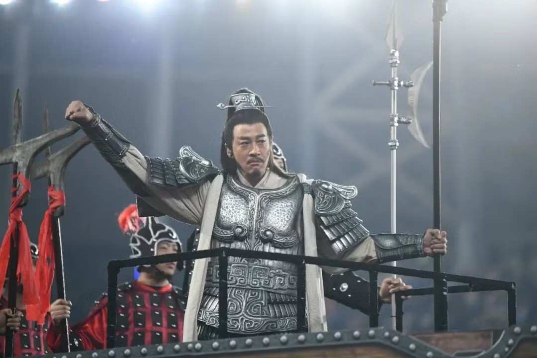 Hà Nhuận Đông hóa thân thành Hạng Vũ, thể hiện phong độ cổ vũ đội Túc Thiên. Nam diễn viên từng đóng Hạng Vũ trong bộ Hán Sở truyền kỳ năm 2012.