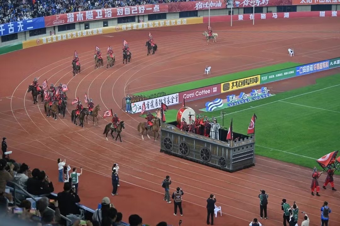 Hà Nhuận Đông hóa thân thành Hạng Vũ, thể hiện phong độ cổ vũ đội Túc Thiên. Nam diễn viên từng đóng Hạng Vũ trong bộ Hán Sở truyền kỳ năm 2012.