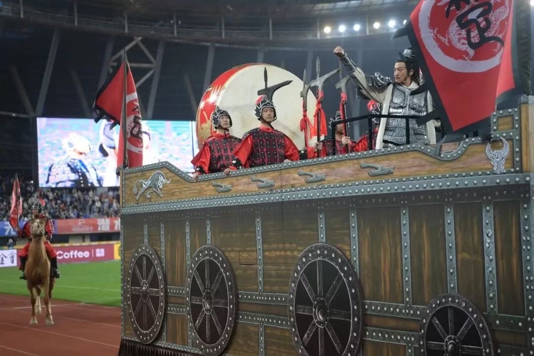 Hà Nhuận Đông hóa thân thành Hạng Vũ, thể hiện phong độ cổ vũ đội Túc Thiên. Nam diễn viên từng đóng Hạng Vũ trong bộ Hán Sở truyền kỳ năm 2012.