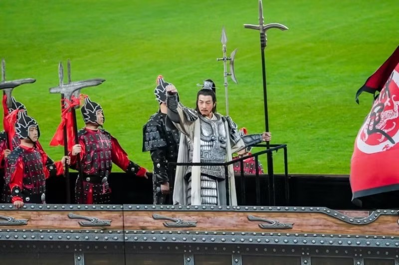 Hà Nhuận Đông hóa thân thành Hạng Vũ, thể hiện phong độ cổ vũ đội Túc Thiên. Nam diễn viên từng đóng Hạng Vũ trong bộ Hán Sở truyền kỳ năm 2012.