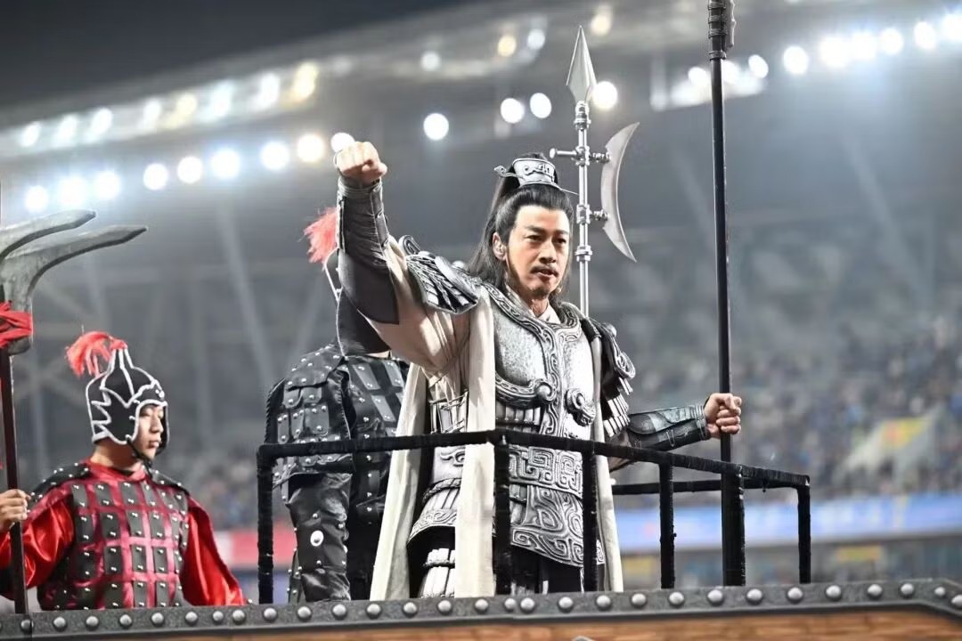 Hà Nhuận Đông hóa thân thành Hạng Vũ, thể hiện phong độ cổ vũ đội Túc Thiên. Nam diễn viên từng đóng Hạng Vũ trong bộ Hán Sở truyền kỳ năm 2012.