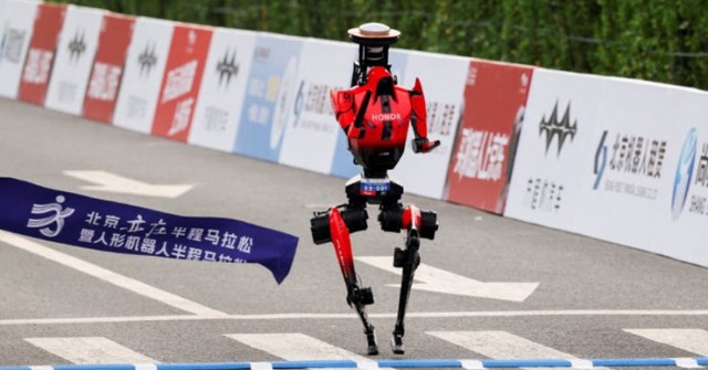 Robot Trung Quốc chạy marathon nhanh hơn kỷ lục thế giới của con người gần 10 phút