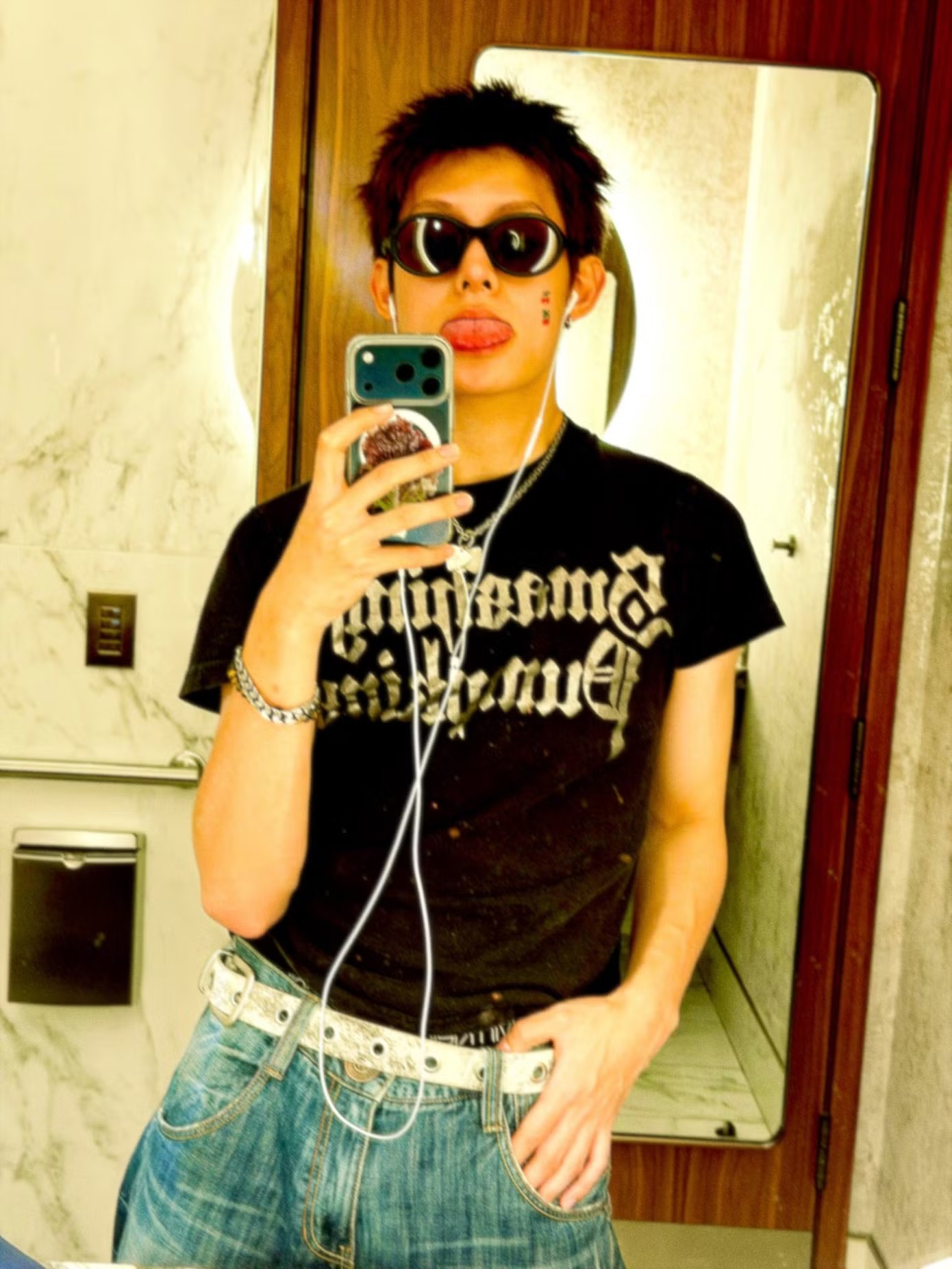 Từ Jennie BLACKPINK tới Martin CORTIS đều lăng xê món phụ kiện "quá khổ" này - 11