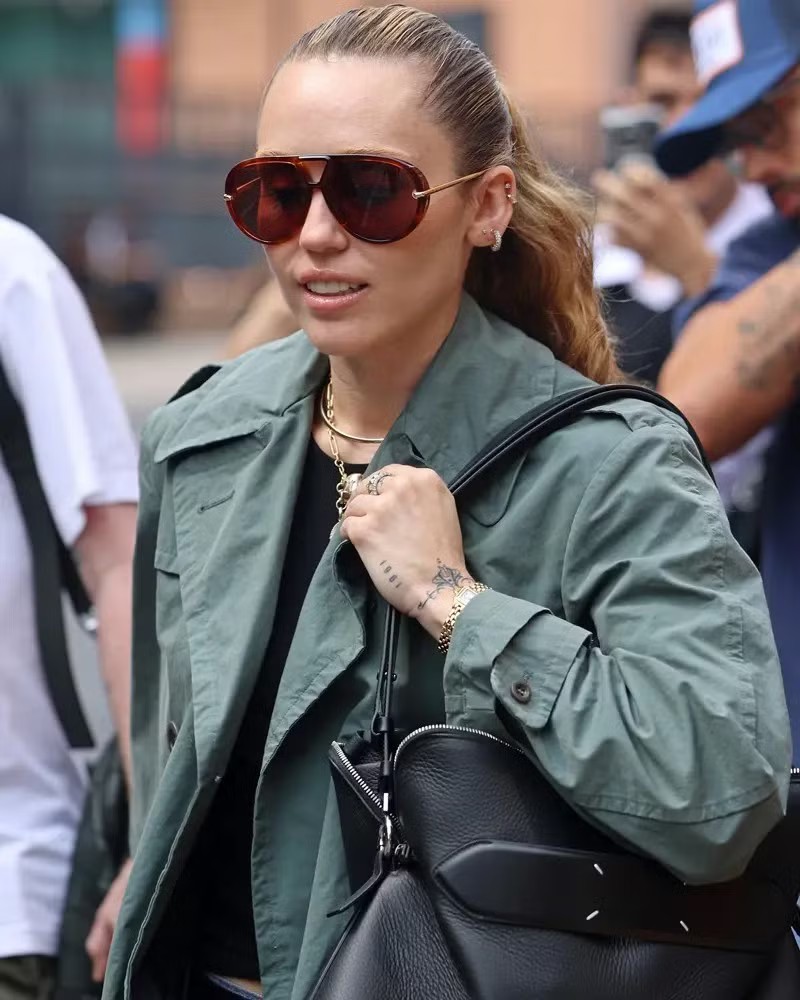 Từ Jennie BLACKPINK tới Martin CORTIS đều lăng xê món phụ kiện "quá khổ" này - 15