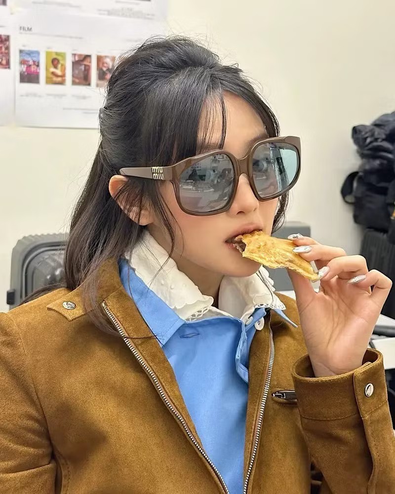 Từ Jennie BLACKPINK tới Martin CORTIS đều lăng xê món phụ kiện "quá khổ" này - 5