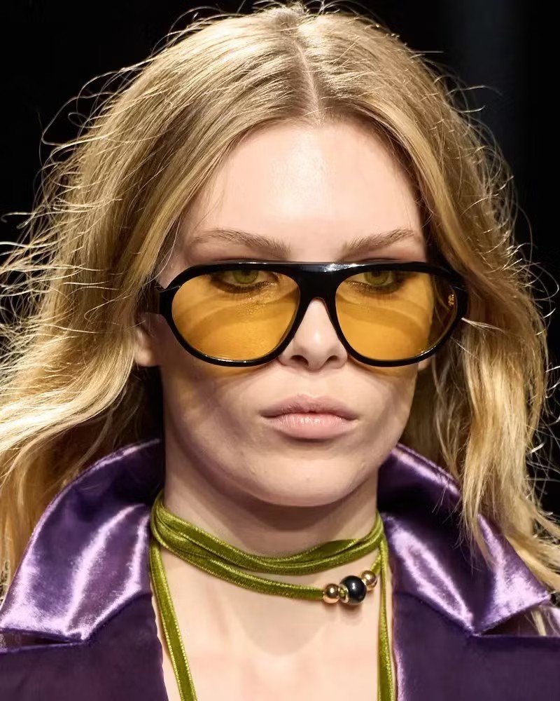 Từ Jennie BLACKPINK tới Martin CORTIS đều lăng xê món phụ kiện "quá khổ" này - 6