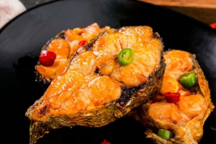 Ngoài ra, việc chế biến cá với quá nhiều dầu mỡ hoặc gia vị đậm có thể làm mất đi vị ngọt tự nhiên, đồng thời khiến món ăn trở nên kém lành mạnh. Ảnh: bTaskee
