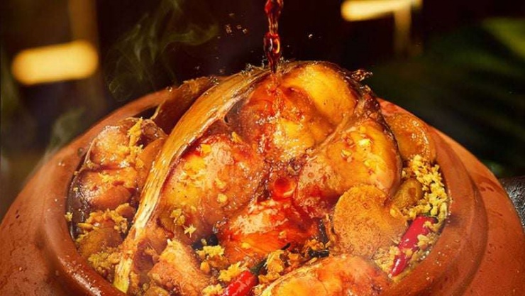 Hiện nay, cá trắm đen ngày càng được ưa chuộng trên thị trường, không chỉ trong các gia đình mà còn tại các nhà hàng, quán ăn. Tuy nhiên, để tận dụng tối đa giá trị của loại cá này, người tiêu dùng cần chú ý từ khâu chọn mua, sơ chế đến chế biến. Ảnh: Cá Kho