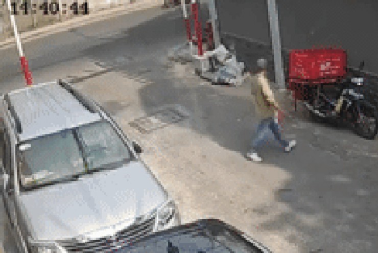 Clip người đàn ông đi vào hẻm ở TPHCM và rời đi trên chiếc xe của nam shipper