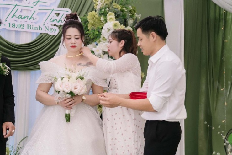 Chị Phượng nhận quà cưới từ con gái, con rể&nbsp;