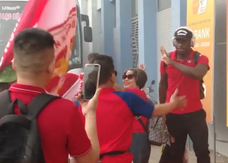 Joaquim Lupeta vẫy tay chào các CĐV Hải Phòng trước thềm trận đấu. Ảnh: Kênh 14.