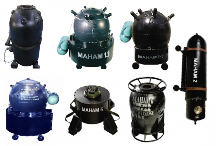 Maham 3 (hàng thứ hai, đầu tiên) là loại thủy lôi neo, nặng 300kg. Ảnh: CAT-UXO