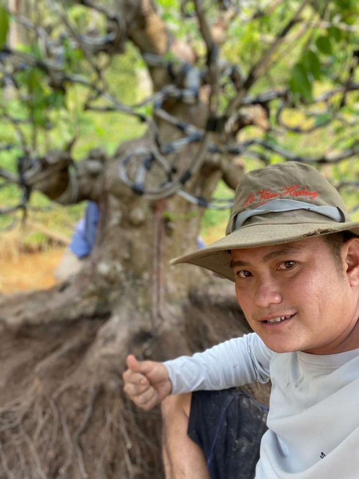 Anh Lê Tấn Thanh Bình, nông dân trồng cây cảnh (cây kiểng) ở tỉnh Đồng Tháp đang chăm sóc một chậu kiểng bonsai. Ảnh: T.Đ.