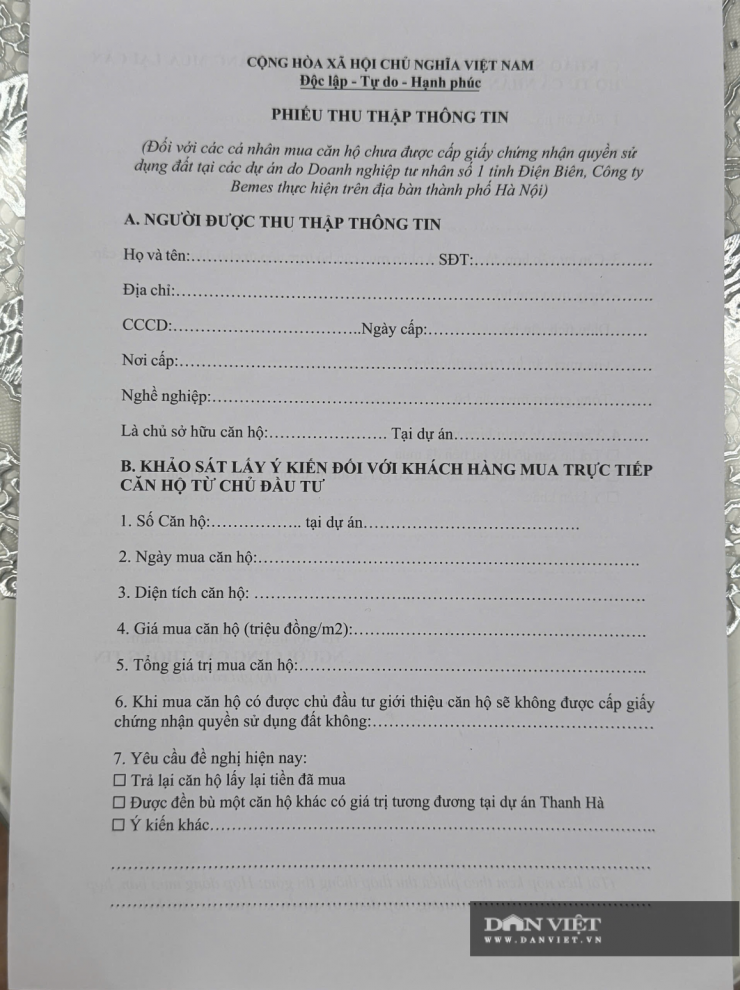 Nhiều cư dân HH Linh Đàm nhận được phiếu thăm dò ý kiến và thẳng thừng từ chối phương án nhận lại tiền hoặc đổi nhà, chỉ mong được ở lại hợp pháp. Ảnh: Phương Thảo