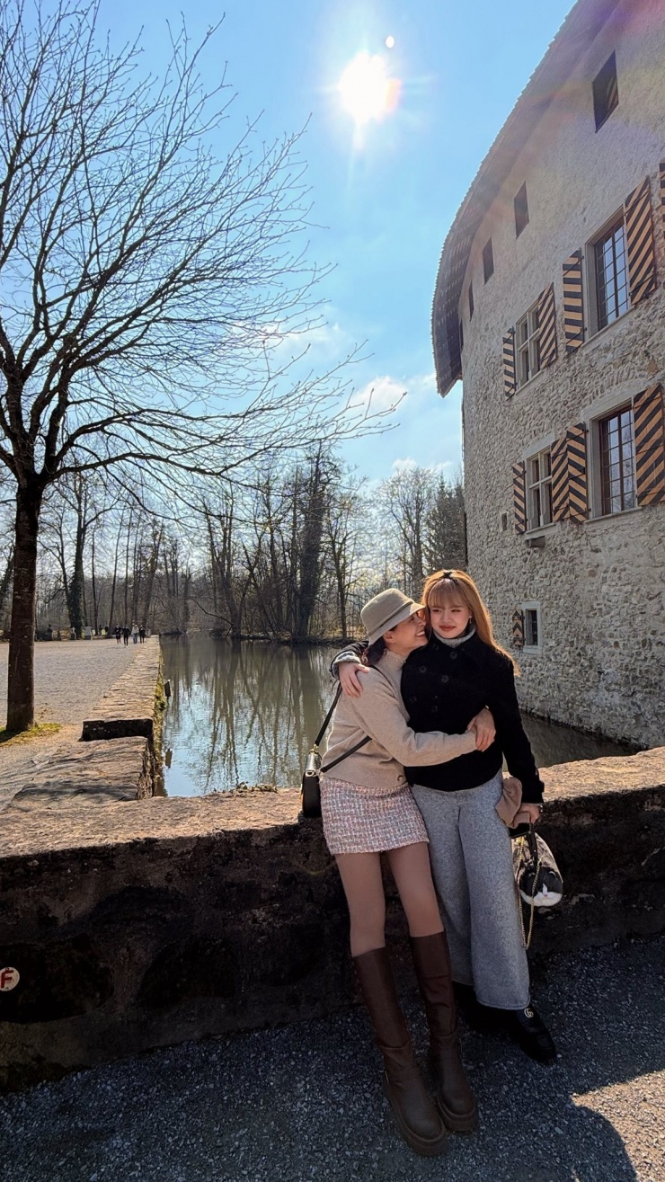 Ảnh sao 20/4: Thúy Hạnh sang Italy thăm con gái - 1