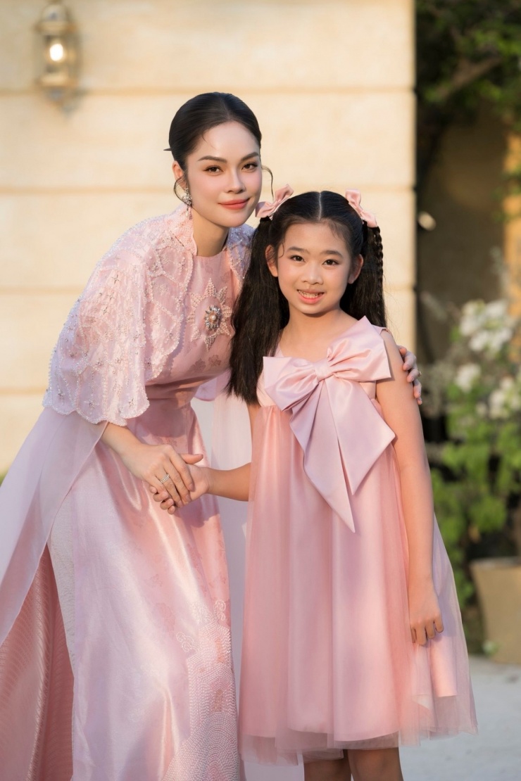 Ảnh sao 20/4: Thúy Hạnh sang Italy thăm con gái - 6