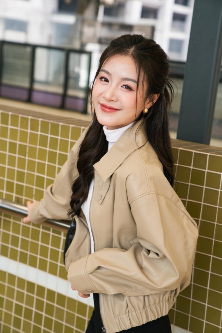 Trang Emma, tên thật là Huyền Trang, sinh năm 2000, từng tham gia các phim&nbsp;"Làng trong phố",&nbsp;"Những nẻo đường gần xa",&nbsp;"Không thời gian", "Không giới hạn"...&nbsp;Để hóa thân vào vai Vi Minh, Trang Emma đã có sự chuẩn bị kỹ lưỡng, từ luyện tập hình thể, kỹ năng catwalk cho đến nghiên cứu tâm lý nhân vật.&nbsp;&nbsp;