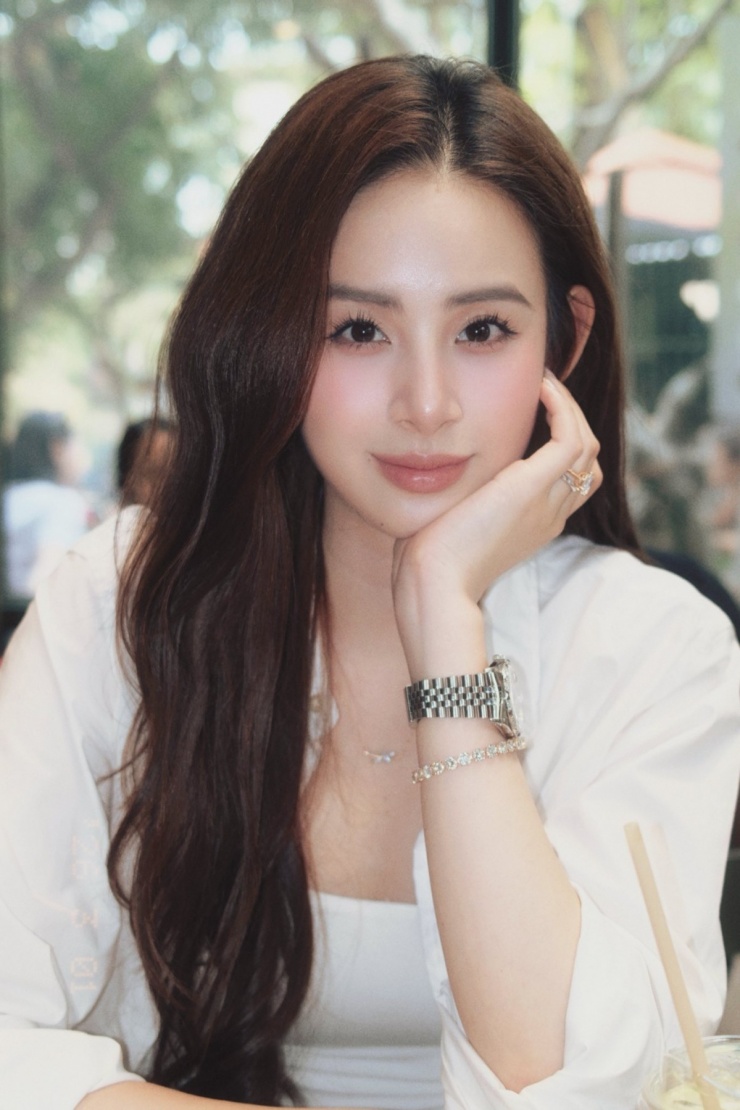 Trong&nbsp;“Lời hứa đầu tiên”,&nbsp;Hương Liên vào vai Linh Anh, một gương mặt nổi bật sau cuộc thi sắc đẹp. Linh Anh cùng phe với Thanh Hương, thường xuyên mỉa mai, nói xấu Vi Minh.&nbsp;