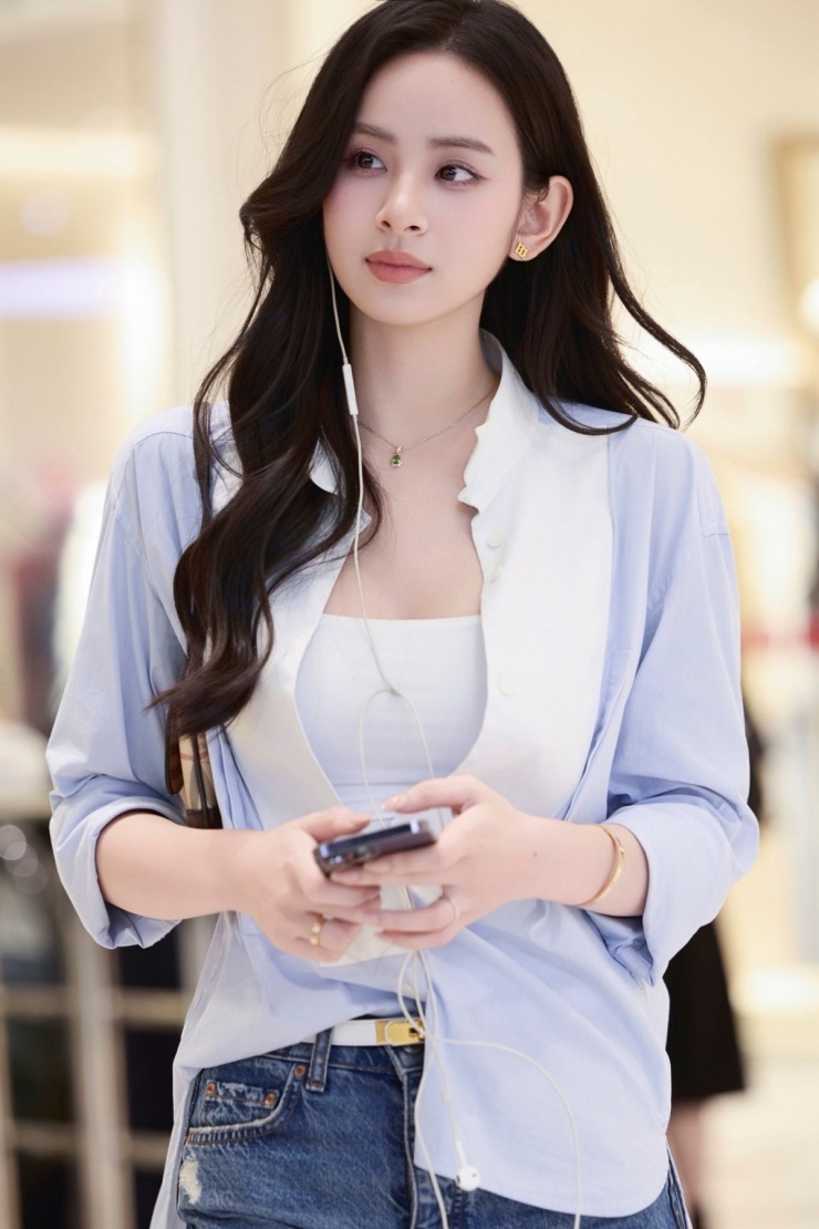 &nbsp;Hương Liên, sinh năm 2003, được nhiều khán giả biết đến khi tham gia The Face Vietnam 2023. Người đẹp sở hữu gương mặt thanh tú và nụ cười rạng rỡ.&nbsp;Cô nổi tiếng qua vai trò người mẫu. Cuối năm 2025,&nbsp;Hương Liên lên xe hoa cùng ông xã Lê Minh Trung.