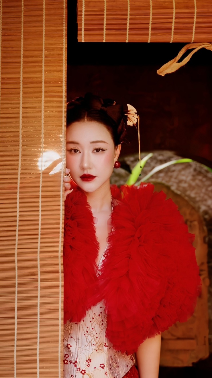 Maya tên thật là Mai Thu Hường, sinh năm 1988, được khán giả biết với vai trò ca sĩ, diễn viên. Cô từng tham gia các phim điện ảnh "Scandal: Bí mật thảm đỏ", "Em là của em", "Vợ ba"...&nbsp;cùng nhiều phim truyền hình như "Trái đắng", "Gọi nắng", "Yêu lần nữa", "Mình yêu nhau bình yên thôi"... Mới đây, Maya góp mặt trong bộ phim truyền hình "Không giới hạn". Bên cạnh&nbsp;ca hát và diễn xuất, người đẹp hiện kinh doanh.&nbsp;