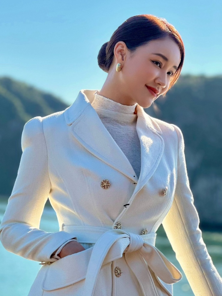 Trong "Lời hứa đầu tiên", Maya vào vai Quỳnh Mai, người có cá tính, sắc sảo, thực dụng. Cô không thích Vi Minh&nbsp;do ngoại hình, phong cách nhạt nhòa, luôn thiên vị Thanh Hương và Linh Anh.&nbsp;