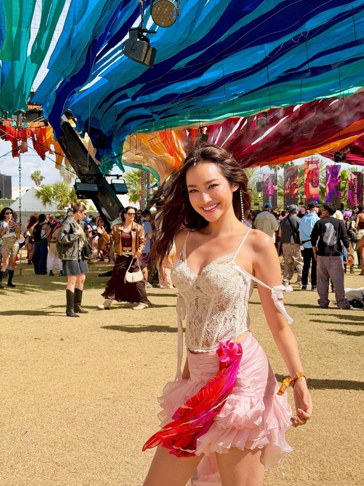 Á hậu Trương Tri Trúc Diễm đăng tải hình ảnh tại "Coachella". (Ảnh: FBNV)