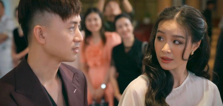 Tạo hình nhân vật hoa hậu Vi Minh của Trang Emma cũng là tâm điểm tranh cãi cho khán giả ngay 2 tập đầu lên sóng. Nhiều người cho rằng nữ diễn viên chưa đủ nổi bật về nhan sắc và thần thái cũng như chiều cao để vào vai hoa hậu.&nbsp;