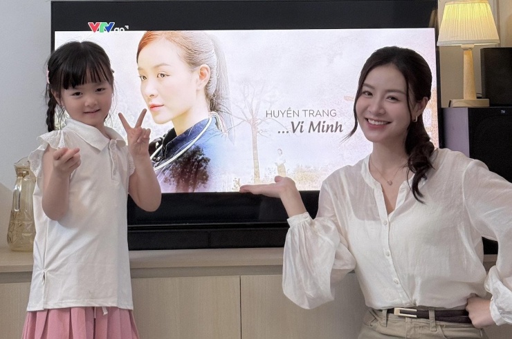 Trang Emma chia sẻ hình ảnh cùng con gái bắt gặp khoảnh khắc nhân vật của mình xuất hiện trên tivi.&nbsp;