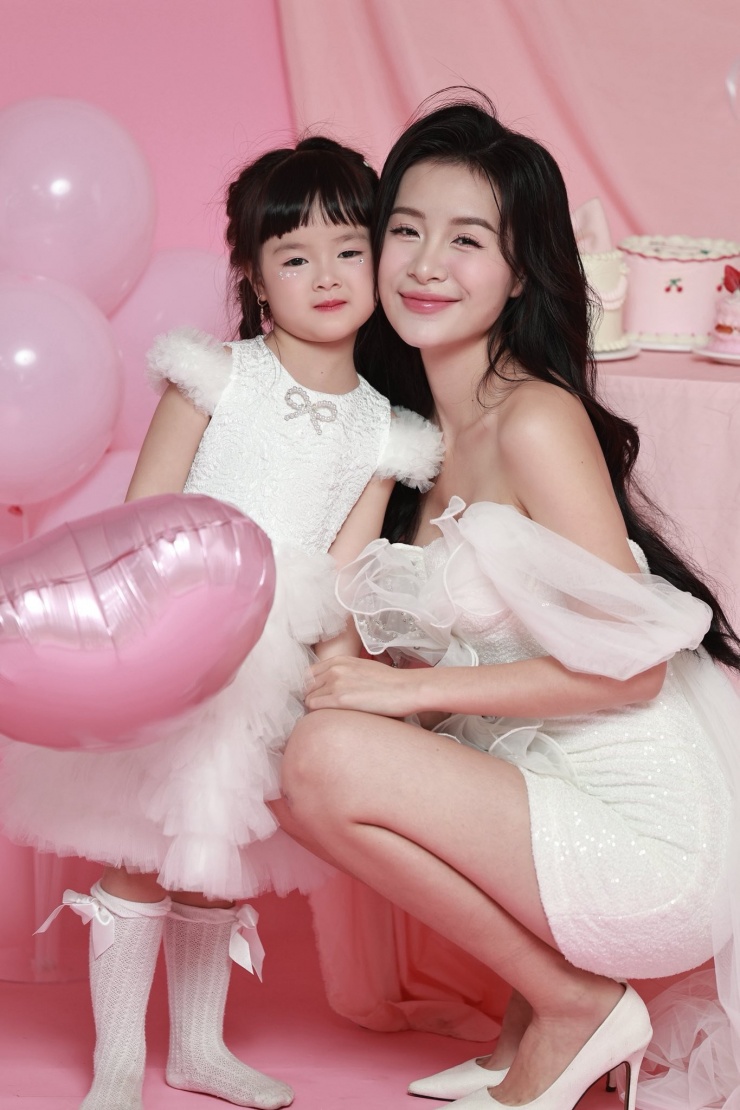 Trang Emma là mẹ của một bé gái xinh xắn vừa tròn 5 tuổi. Cô sinh con đầu lòng khi vẫn đang là sinh viên.&nbsp;