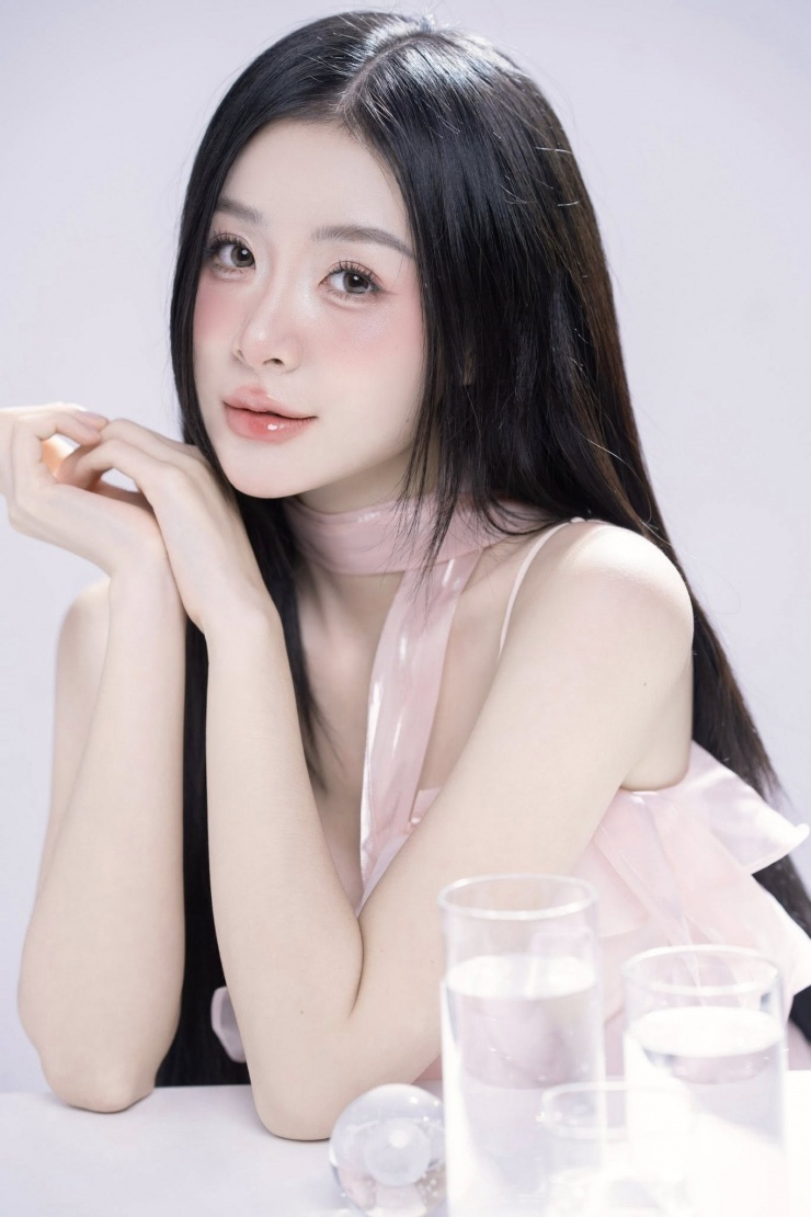 Kế đến nữ diễn viên đóng vai siêu lừa trong "Những nẻo đường gần xa" và Yến "thờn bơn" trong "Không giới hạn".&nbsp;