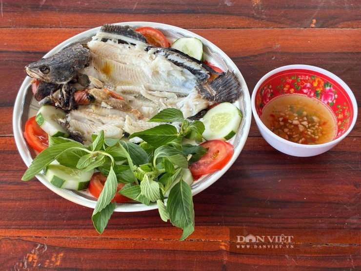 Khi đưa miếng cá dày rang muối lên miệng, vị ngọt lan ra trước, rồi đến cái mặn dịu của muối, cái thơm của sả... tất cả tạo nên một hương vị rất tuyệt, làm nên nét đặc trưng của món ăn đặc sản Cà Mau-món ngon miền Tây Nam bộ. Ảnh: Vũ Linh