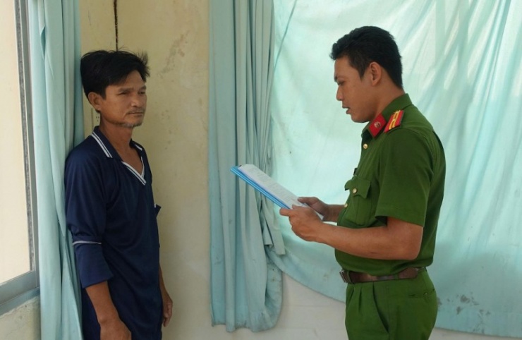 Cán bộ điều tra tống đạt quyết định tố tụng đối với bị can&nbsp;Trương Văn Tài.