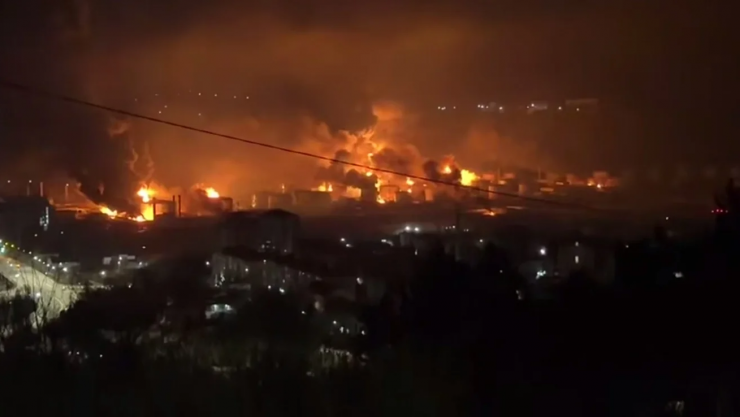 Một vụ hỏa hoạn lớn đã bùng phát tại cảng biển Tuapse, Nga, sau một cuộc tấn công bằng máy bay không người lái của Ukraine. Nguồn: Các kênh Telegram Nga/Euromaidanpress