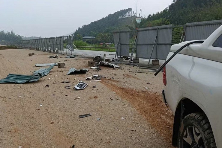 Thiếu tá công an tử vong khi va chạm rào chắn trên cao tốc Nội Bài - Lào Cai