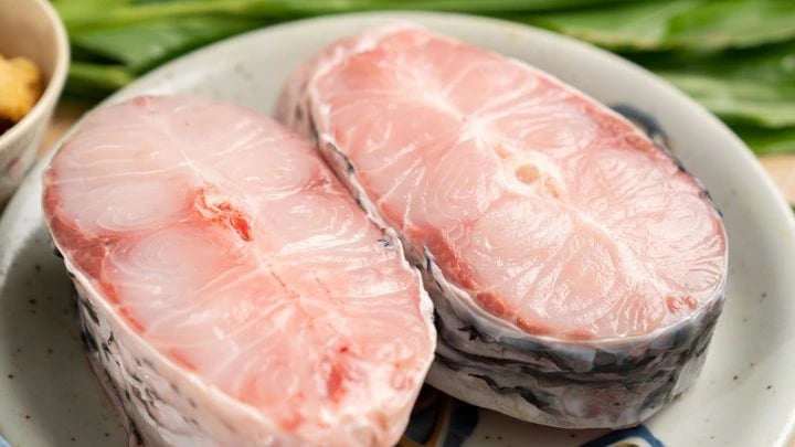 Một trong những sai lầm phổ biến là không làm sạch kỹ phần ruột và lớp màng đen bên trong bụng cá. Đây là nguyên nhân chính gây mùi tanh và làm giảm hương vị đặc trưng của món ăn. Ảnh: VOV