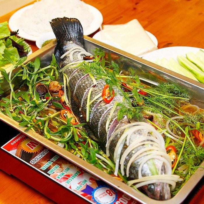 Các chuyên gia ẩm thực cho rằng, cá trắm đen phù hợp nhất với các phương pháp như hấp, om, nấu canh hoặc kho nhẹ. Đây là những cách chế biến giúp giữ trọn dinh dưỡng và hương vị của loại cá này. Ảnh: Cá Kho